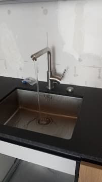Eau qui remonte dans les canalisations : que faire ?